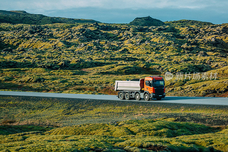 在冰岛的su - urlandsvegur，运输岩石或沥青的自卸卡车